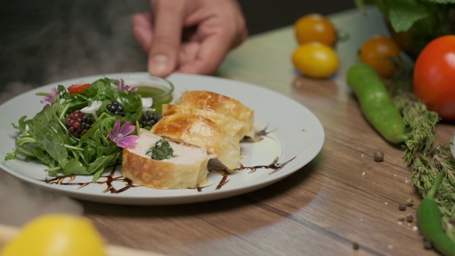 用鸡肉卷裹着盘子蒸视频素材