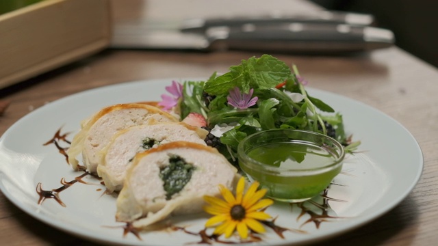 与菠菜鸡肉卷一起上桌视频素材