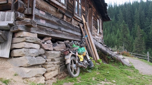 传统的老木屋在山上喀尔巴阡山脉附近的绿色山谷视频素材