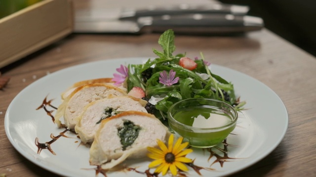 与菠菜鸡肉卷一起上桌视频素材