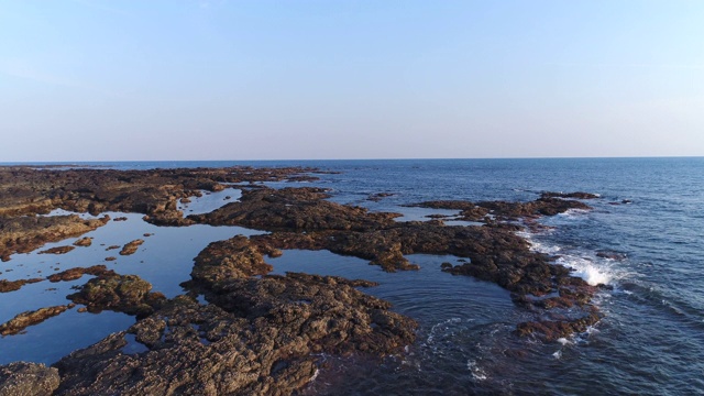 韩国济州岛西浦溪海滩的海浪视频素材