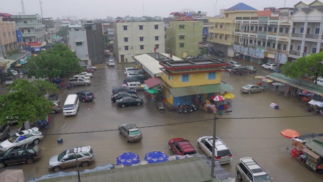 下雨时被淹没的市场摊位视频素材