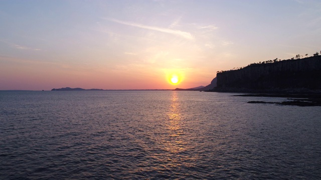 韩国济州岛西浦浦悬崖和大海的日落景观视频素材