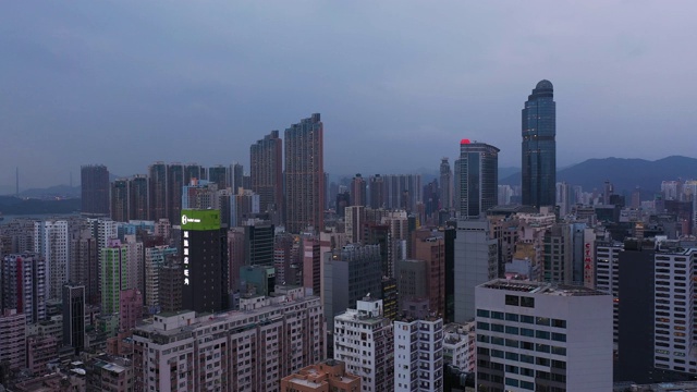 无人机从空中拍摄香港九龙非常拥挤的孟角区视频素材