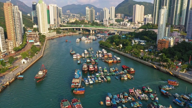 航拍香港著名的香港仔帆船港视频素材