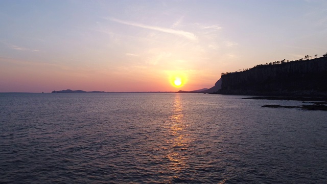 韩国济州岛西浦浦悬崖和大海的日落景观视频素材