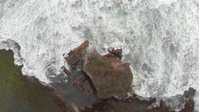 岩石海滩海浪无人机水溅泡沫泡沫视频素材