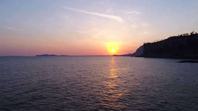 韩国济州岛西浦浦悬崖和大海的日落景观视频素材