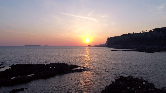 韩国济州岛西浦浦悬崖和大海的日落景观视频素材