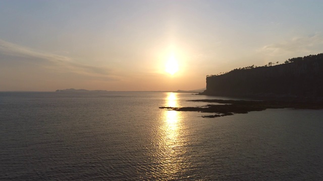 韩国济州岛西浦浦悬崖和大海的日落景观视频素材