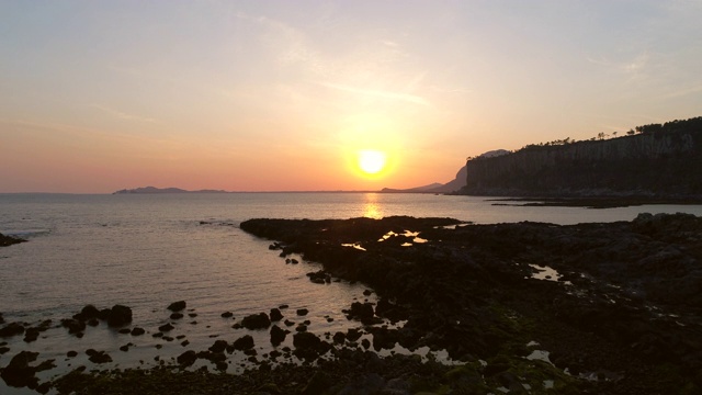 韩国济州岛西浦浦悬崖和大海的日落景观视频素材