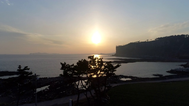 韩国济州岛西浦浦悬崖和大海的日落景观视频素材