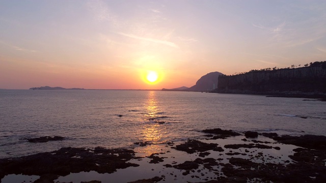 韩国济州岛西浦浦悬崖和大海的日落景观视频素材