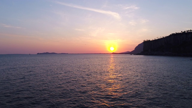 韩国济州岛西浦浦悬崖和大海的日落景观视频素材