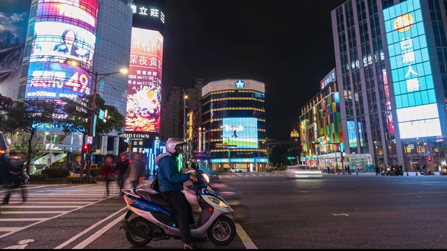 时光流逝:台湾台北西门西门购物街夜游的人群视频素材