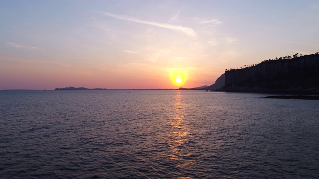 韩国济州岛西浦浦悬崖和大海的日落景观视频素材