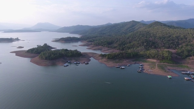 筏屋沿湖岸线，航拍视频视频素材