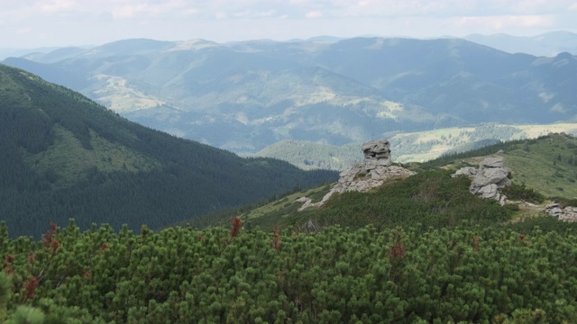 山谷景观与大的垂直石头站在山上视频素材