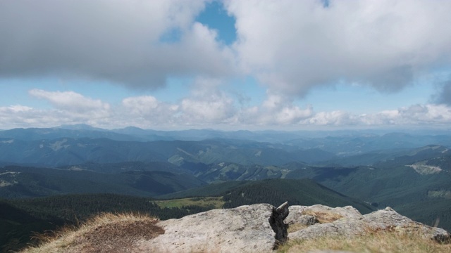 从波普伊万彻诺戈尔斯基山顶俯瞰山脉的景观视频素材