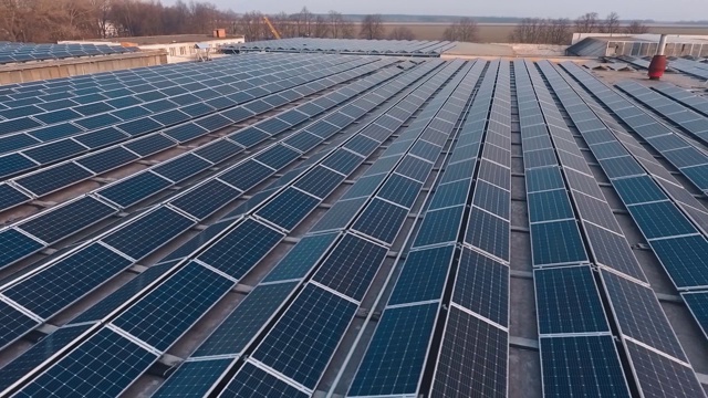 建筑屋顶上的巨大太阳能农场。蓝色太阳能电池板从太阳获得清洁能源。新能源。视频素材