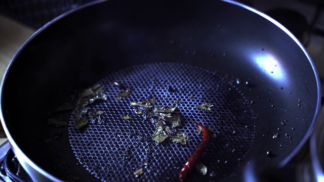 Tadka意为在印度烹饪中主要食材烹饪前先油炸香料的过程视频素材