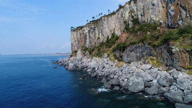 韩国济州岛，白杉亭悬崖和大海视频素材