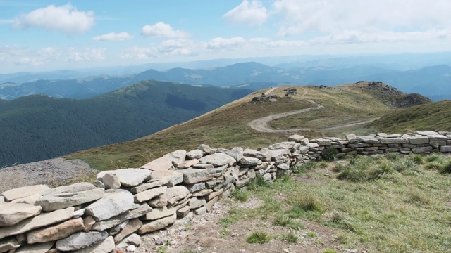 从波普伊万彻诺戈尔斯基山顶俯瞰山脉的景观视频素材