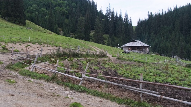 全景式的老木建筑在山上的山在农村视频素材