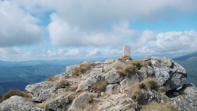 从波普伊万彻诺戈尔斯基山顶俯瞰山脉的景观视频素材