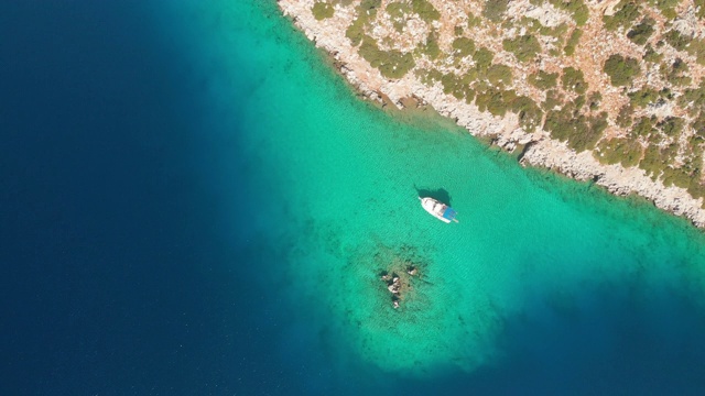 直接俯瞰充满活力的海洋和地中海海岸，土耳其视频素材