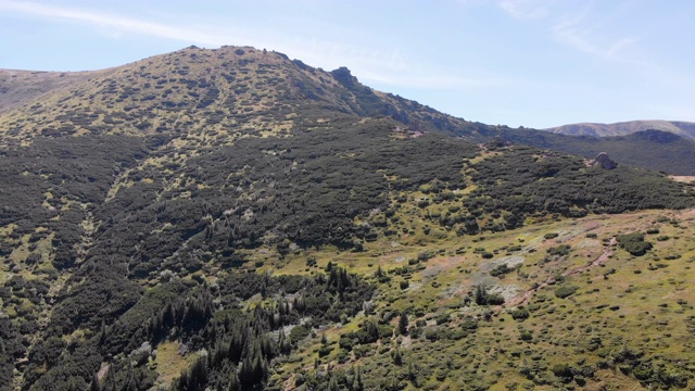 空中全景的绿色山脉和丘陵在喀尔巴阡山谷视频素材