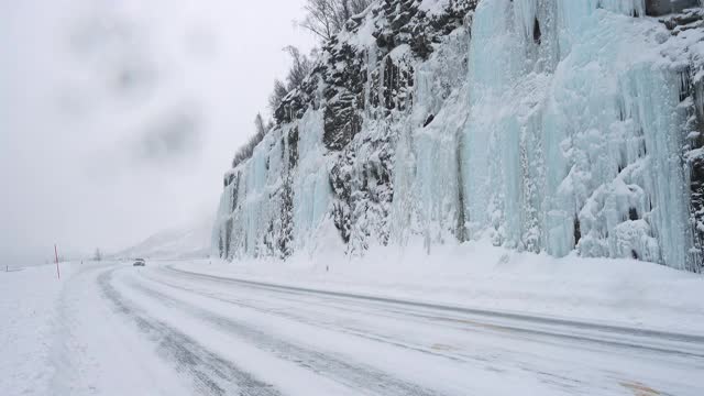 在大雪中，汽车行驶在滑滑的路上视频素材