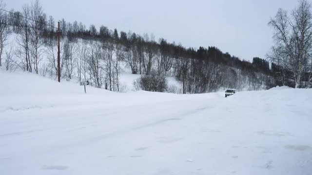 在大雪中，汽车行驶在滑滑的路上视频素材