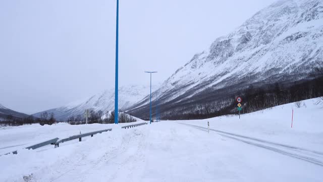 在大雪中，汽车行驶在滑滑的路上视频素材