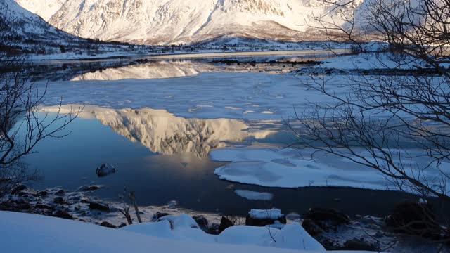 冬天的北方山脉和积雪的海岸在明媚的阳光明媚的一天视频素材