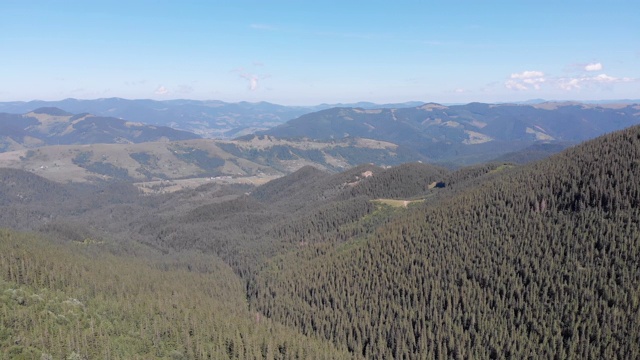 空中全景的绿色山脉和丘陵在喀尔巴阡山谷视频素材