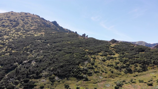 空中全景的绿色山脉和丘陵在喀尔巴阡山谷视频素材