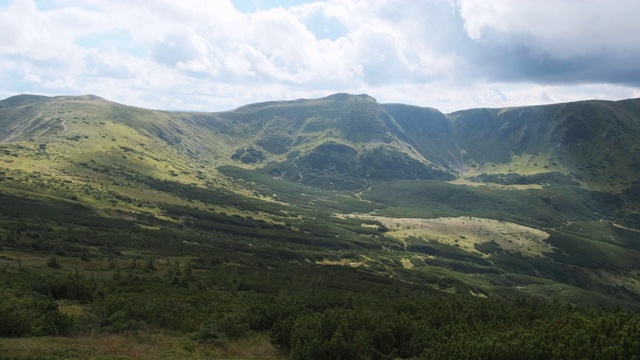 景观的绿色山丘在山谷的山脉与针叶林视频素材