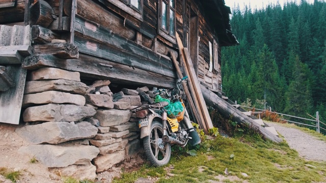 传统的老木屋在山上喀尔巴阡山脉附近的绿色山谷视频素材