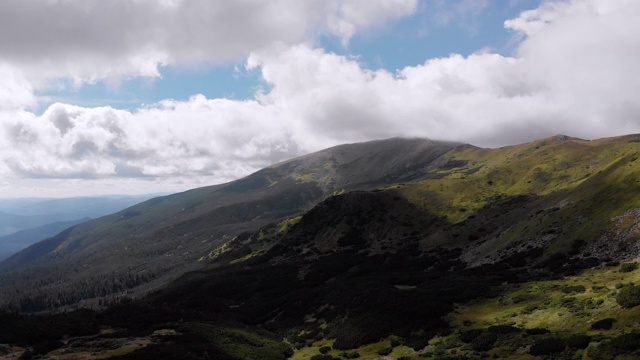 空中全景的绿色山脉和丘陵在喀尔巴阡山谷视频素材