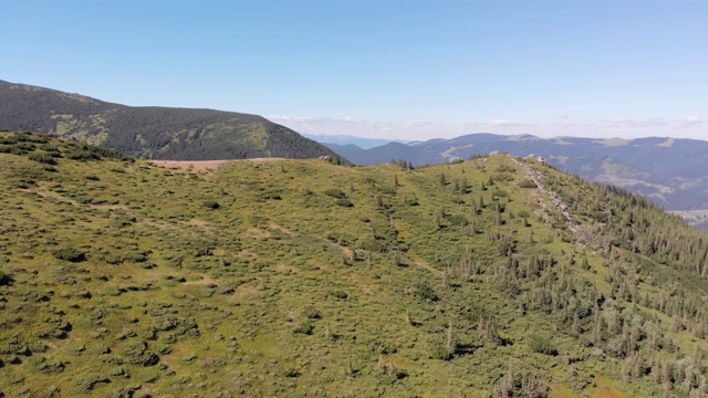 空中全景的绿色山脉和丘陵在喀尔巴阡山谷视频素材