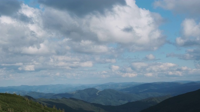 在天空中有针叶林和积云的山脉全景视频素材