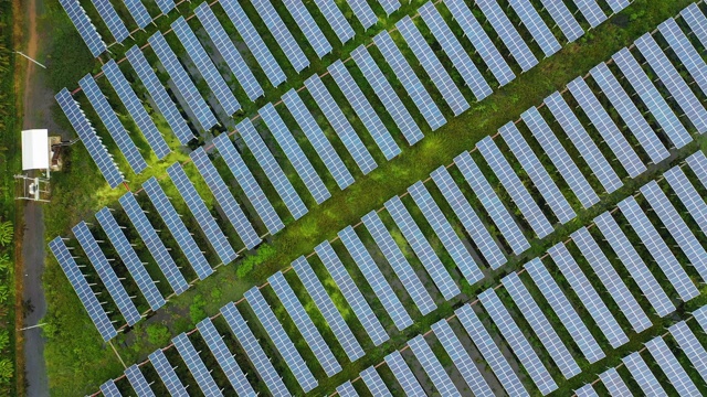 沙漠中的太阳能电池板视频素材