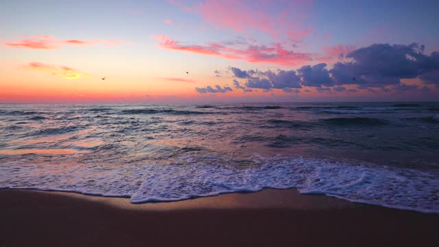 4K美丽的海洋海滩日出。海浪和沙子。视频素材