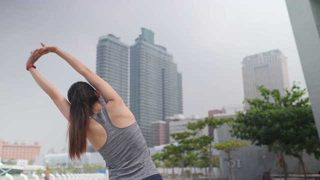 年轻女性健身训练前在公园视频素材