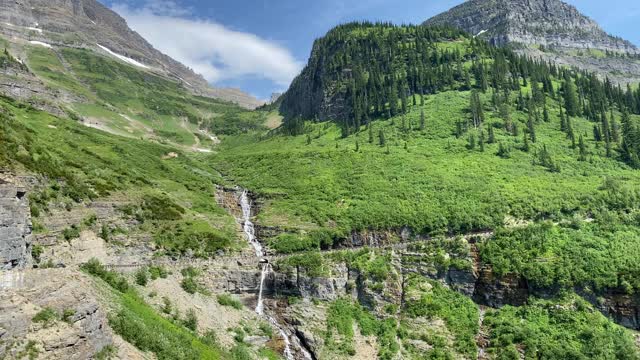 在一个阳光明媚的夏日，前往蒙大拿冰川国家公园的太阳路视频素材