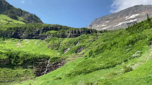 在一个阳光明媚的夏日，前往蒙大拿冰川国家公园的太阳路视频素材