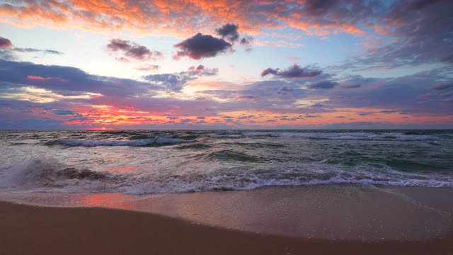 海浪和日出在异国情调的岛屿海滩上视频素材