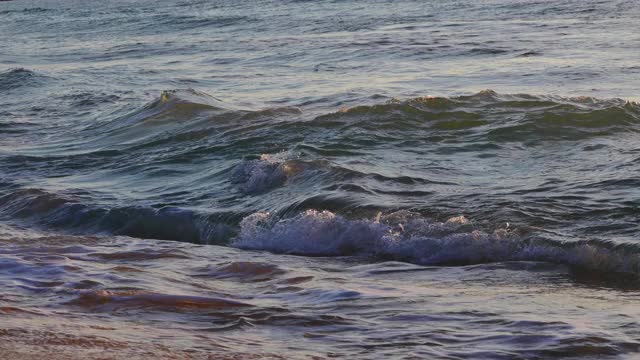 海洋海滩日出4k视频，海浪拍打着海沙视频素材