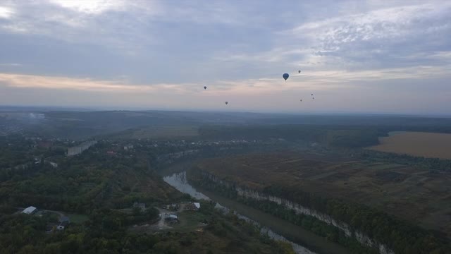 乌克兰，2020年10月3日，Kamyanets Podolsk热气球节，上午启动。暗晦视频素材